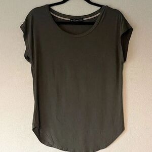 NWOT!!  Elite Collection Olive Green Short Sleeve Top. Size Medium.